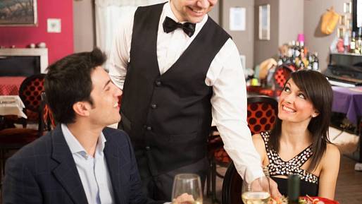 Podle psychologie mají lidé, kteří v restauraci pomáhají číšníkovi sklízet ze stolu, tyto osobnostní rysy