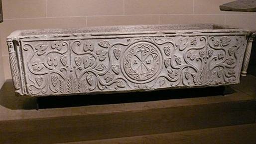 Při opravách v Notre Dame archeologové odkryli překvapivý nález – olověný sarkofág lidského tvaru ze 14. století