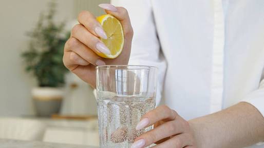 Citronová voda po ránu je zdravotní zázrak. Většina Čechů ale dělá zásadní chybu