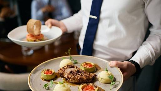Kolik si denně vydělá sezónní číšník ve vídeňské restauraci. Až to zjistíte, dáte výpověď a půjdete do Vídně