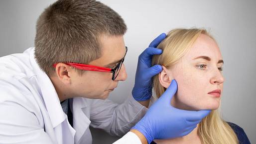 Nejčastější příznaky zánětu zevního ucha