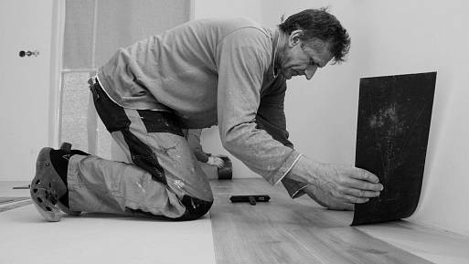 Než strhnete staré linoleum, ověřte si, co je pod ním. Může jít o azbest