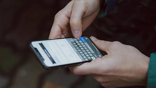 Mobilní špión v kapse: Jaká rizika skrývá běžné nastavení telefonu
