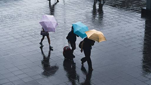 Na Evropu spadne obří množství v rekordním čase. Meteorologové právě vydali výstrahu