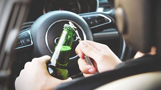 Tohle bylo moc i na otrlé policisty. Řidič nadýchal téměř 4 promile a jel autem bez pneumatiky