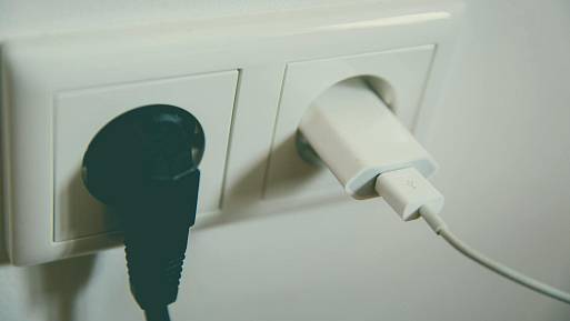 Používáme ji denně v kuchyni, ale na noc byste ji určitě měli vytáhnout ze zásuvky