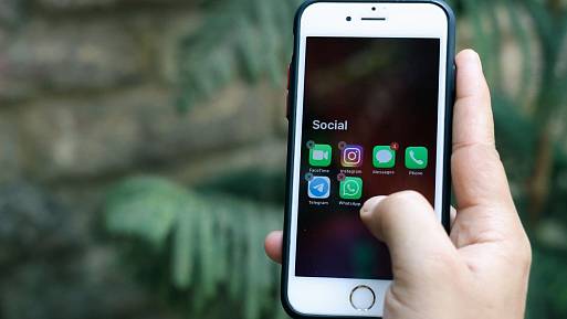V zahraničí se šíří nový podvod. Brzy dorazí i do Česka. Začne telefonem, pak přijde na řadu WhatsApp