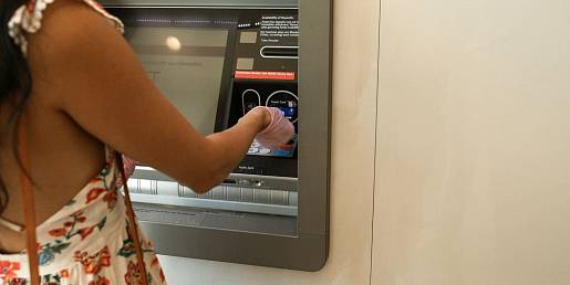 Českem se šíří nový podvod. Lidé nosí zlodějům nevědomky peníze přímo od bankomatů