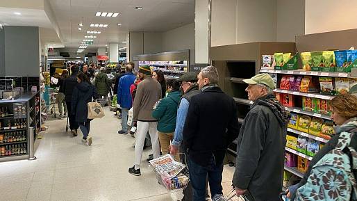 Důchodkyně mě předběhla ve frontě. To, co jsem jí řekla, překvapilo i pokladní