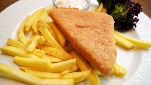 Více tuku než burger: Jak si smažený sýr vedl ve srovnání s fast foodem