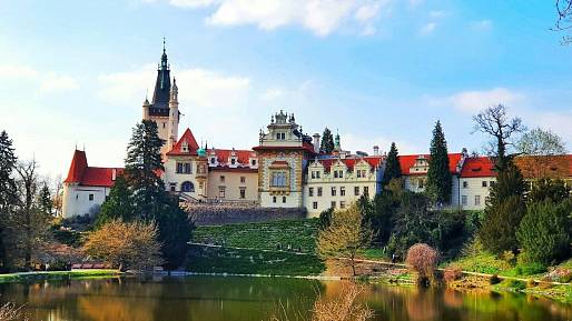 Průhonický park je nejkrásnější v Evropě. Právě v něm rozkvétá 8 000 rododendronů