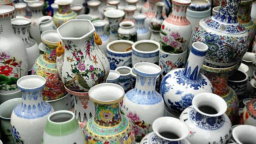 Staré porcelánové vázy z Francie mohou mít cenu malého jmění. Lidé je roky přehlíželi ve vitrínách