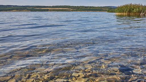 Ani Orlík, ani Slapy. Nejhezčí jezero Česka je jako z pohádky, ale turisté ho ještě neobjevili
