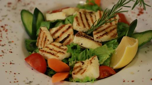 Halloumi a zdraví kostí: Jak často ho jíst a co říká věda