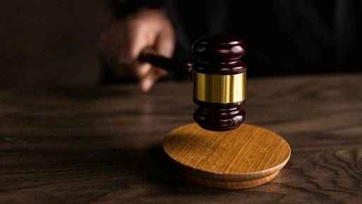 Nenápadná změna v zákoně prošla bez povšimnutí. Týká se tisíců Čechů a nejvíce se to dotkne důchodců