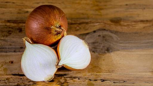 Jak použít cibuli k růstu vlasů. Starý recept funguje lépe než drahé doplňky stravy