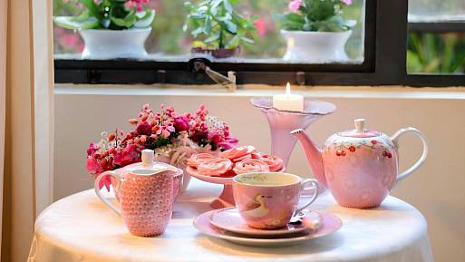 Růžový porcelán z Chodova býval luxusním zbožím. Dnes o něj mají zájem sběratelé