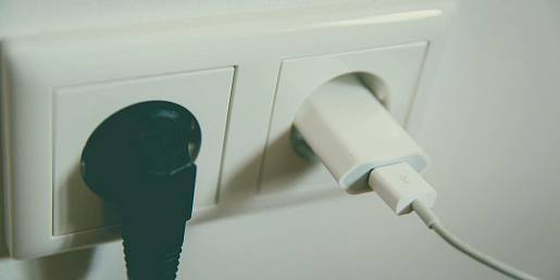 Klasické elektrické zásuvky končí. I v Česku je nahrazuje zařízení, co ušetří až 2000 Kč ročně