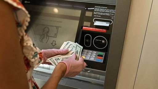 Bankomaty začaly vydávat novou bankovku. Bouří se především důchodci