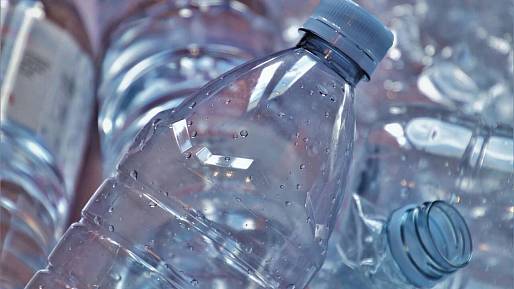 Od oceánu k lidské krvi: Neviditelná hrozba mikroplastů z jednorázových lahví