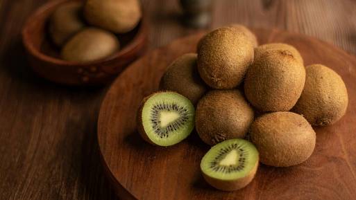Kiwi může pomoci při cukrovce a vysokém krevním tlaku. Jak ho zařadit do jídelníčku?