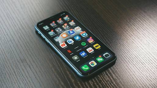 Co znamenají malé dírky na mobilu: Slouží pro mikrofon, SIM kartu i tlak vzduchu