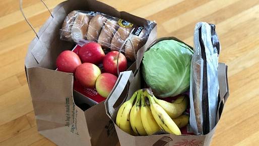 5 potravin, které jsou ve světě zakázané, ale Češi si jich vozí ze supermarketů plné koše