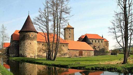 Švihov: Unikátní vodní hrad s dochovaným systémem opevnění