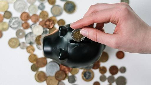 Kolik peněz byste měli mít naspořeno ve 40 letech? Odborníci určili částku