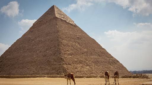 Tajemství Cheopsovy pyramidy: Vědci objevili skrytou chodbu nad hlavním vchodem