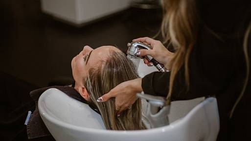 Dermatologové varují: Časté mytí vlasů narušuje pokožku a způsobuje mastnotu