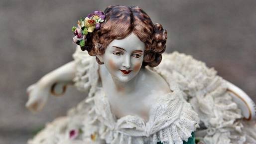 Kdo najde v babiččině vitríně porcelánovou figurku z dílny Volkstedt, může ji prodat za tisíce