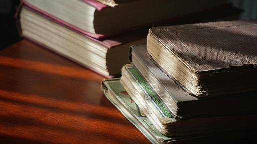 Proberte knihovnu po babičce. Pokud objevíte tuto nenápadnou knížku, máte vyděláno na půl roku