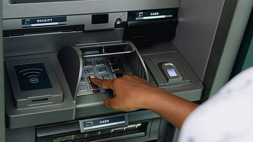 Pozor na cash trapping u bankomatů: Podvodníci zachytí bankovky ještě před výdejem