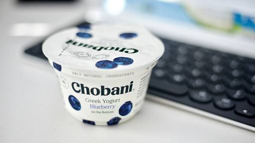 Jogurt po datu spotřeby: V kelímku se odehrává tanec bakterií, chcete ho jíst?