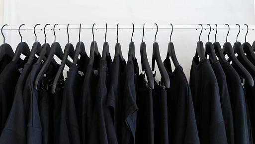 Oblíbená barva oblečení: Černá může vyjadřovat eleganci i odstup