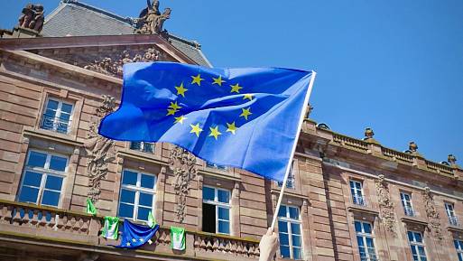 Platby v hotovosti budou mít nová pravidla: EU zavádí limit pro vyšší transakce