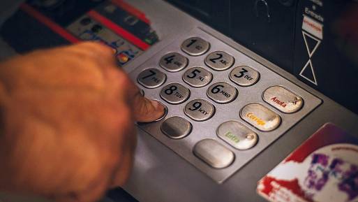 PIN kód pozpátku u bankomatu: Funguje tahle záchrana při přepadení?