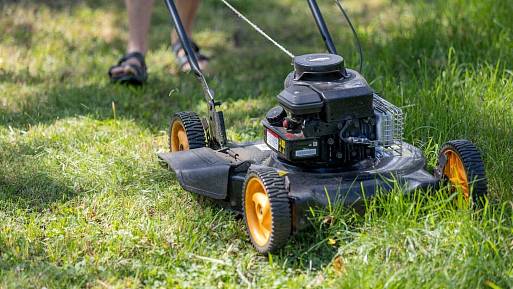 Moderní robotické sekačky: Kombinují GPS navigaci, kamery a umělou inteligenci