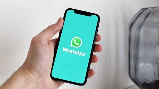 Kdo má WhatsApp, může čekat problém. K fotkám se teď dostane kdokoliv. Heslo do telefonu znát nemusí