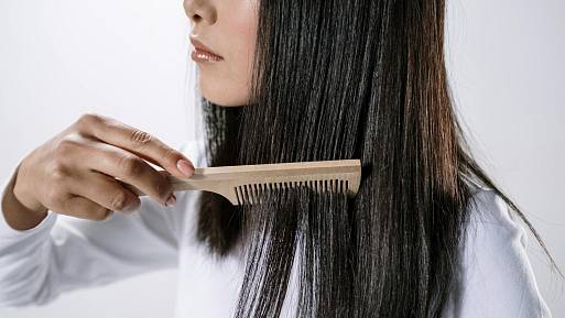 Dermatologové upozorňují: Časté mytí vlasů narušuje jejich přirozenou rovnováhu