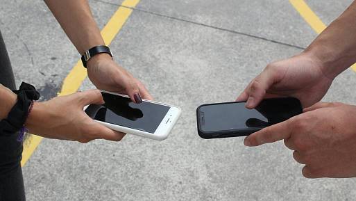 Jak odhalit a vypnout odposlech na telefonu. Jednoduchý postup pro iPhone i Android krok za krokem