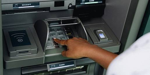 Nikdy nezadávejte u bankomatu PIN pozpátku. Stane se nepříjemná věc
