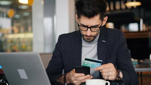 Českem se šíří rafinovaný podvod.Vytáhnou z vás heslo k účtu a vybílí ho