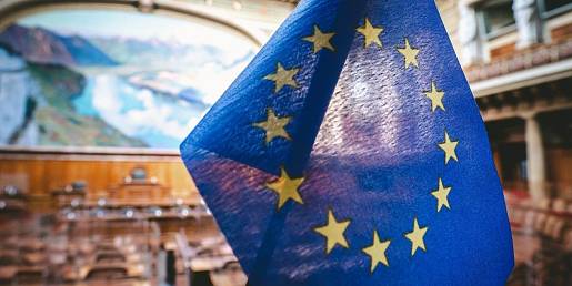 EU konečně přichází s užitečným zákonem. Běžnému Čechovi může ušetřit až 15 000 Kč
