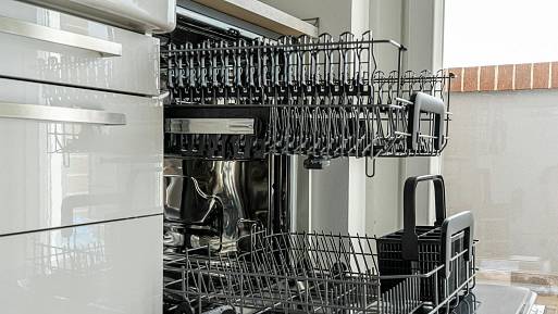 Klasické myčky na nádobí končí. Češi kupují vychytávku, která šetří vodu a nádobí je z ní jako zrcadlo