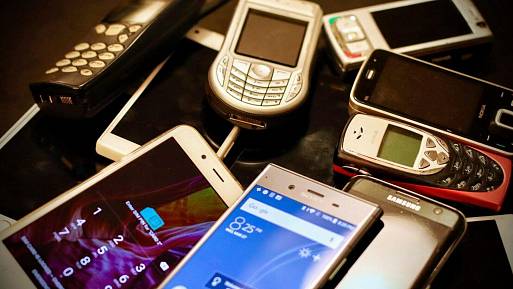 Na tenhle telefon jsem balil holky v devadesátkách. Dnes ho manželka prodala za 70 000 Kč