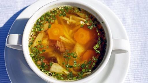 Tato polévka zabraňuje řídnutí kostí. Lidé nad 60 by ji měli jíst povinně 1x týdně