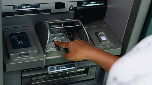 Tato finta u bankomatu je nejnebezpečnější: Kdo ji přehlédne, přijde o všechno, jen se vzdálí o pár metrů