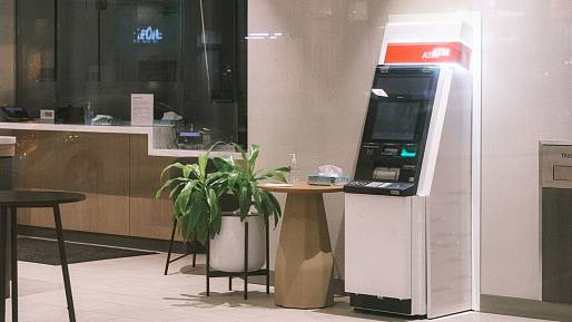 Většina bank chystá omezení u přepážek. Odnesou to především senioři